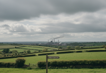 Data center AI: la battaglia di una cittadina inglese Veduta aerea di terreni agricoli del green belt vicino Londra dove sorgerà un data center AI